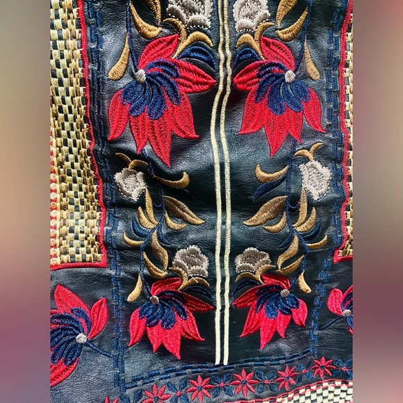 Women’s Black Floral Embroidered Faux Leather Short Skirt Size S NWOT - Picture 2 of 4